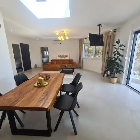 White & Black Apartment Pula